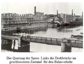 Die Querung der Spree. Links die Drehbrücke im geschlossenen Zustand für den Bahnverkehr
